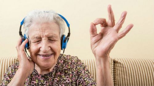 Бабушка слушает музыку в наушниках