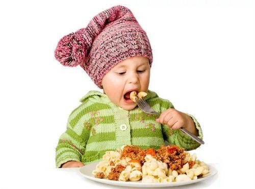 Ребенок ест макароны