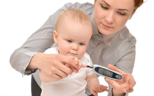 Измерение сахара в крови у ребенка