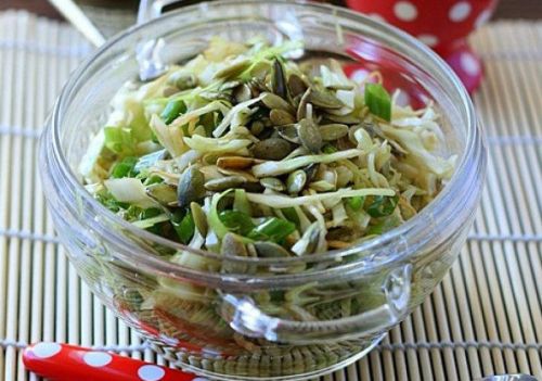 Капустный салат с семечками тыквы